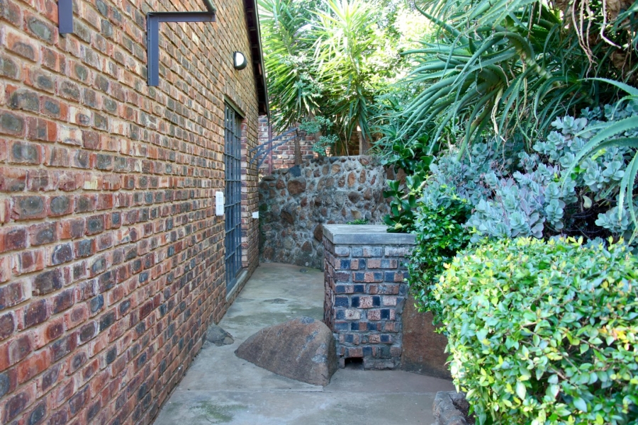 5 Bedroom Property for Sale in Langenhovenpark Free State